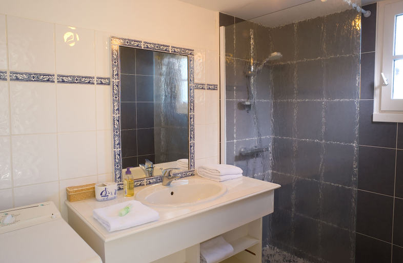 Bathroom 3, Madame Vacances Les Maisons du Lac, Vendée