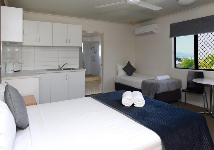 Bedroom 3, Summit Motel, City