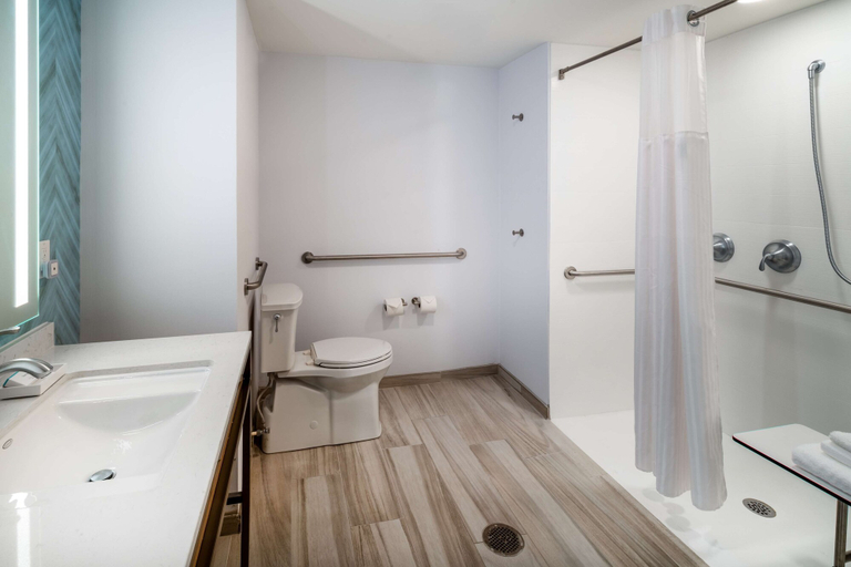 Bathroom 4, Hilton Garden Inn Brunswick, Glynn