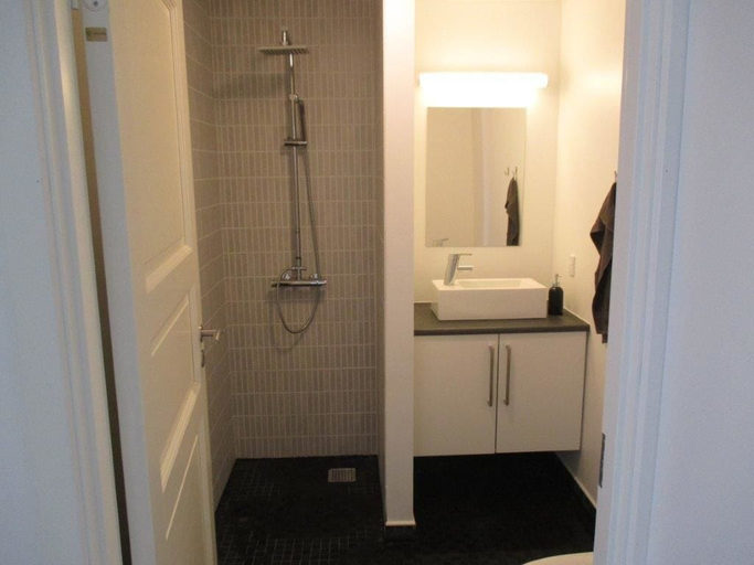 Bathroom 5, White House Hotel Apartments, Ikast-Brande