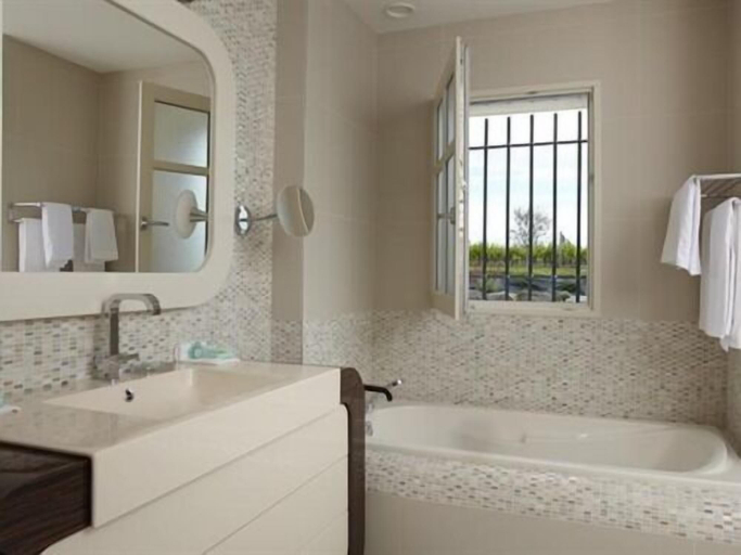 Bathroom 5, Château la Rose Perriere, Gironde