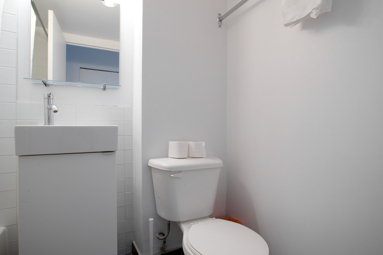 Bathroom 2, The Durocher Apartments, Montréal