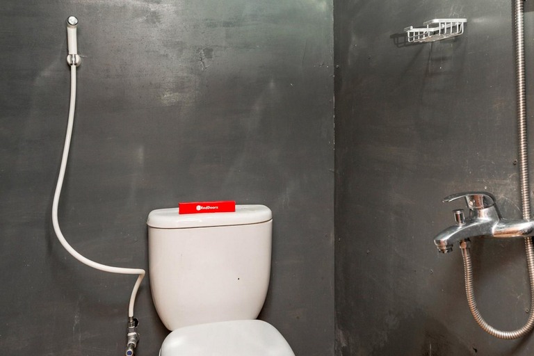 Bathroom 4, RedDoorz @ Apache Camp, Malang