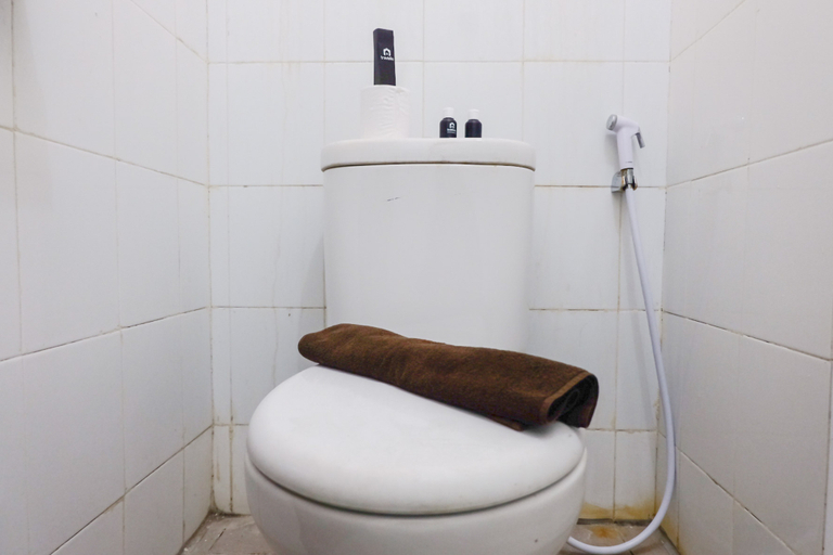 Bathroom 5, Cozy Designed Studio Apartment at Gateway Ahmad Yani Cicadas By Travelio, Bandung