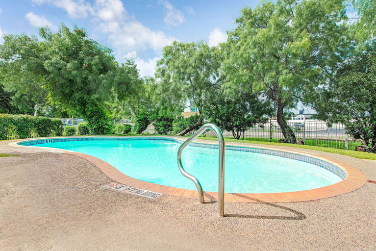 Sport & Beauty 5, Super 8 by Wyndham San Antonio/Fiesta, Bexar