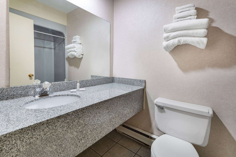 Bathroom 4, Travelodge by Wyndham Bracebridge, Muskoka
