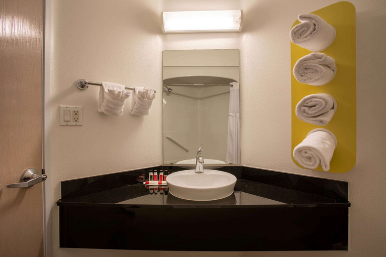 Bathroom 4, Baymont Inn & Suites Sheridan, Sheridan