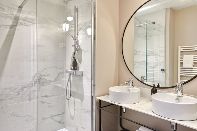 Bathroom 5, Aparthotel Adagio & Spa Vannes, Morbihan