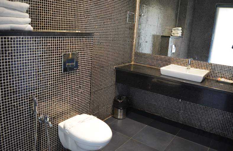Bathroom 4, 16 Degrees North, Candolim, North Goa