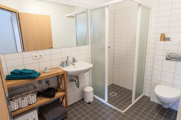 Bathroom 4, Mengi Apartments, Reykjavík