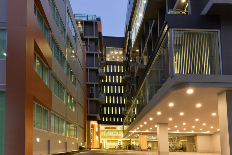 Exterior & Views 24