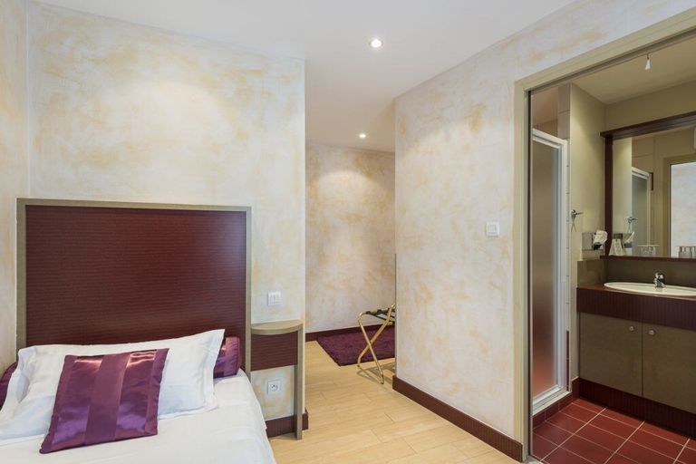Bedroom 3, La Couronne, Doubs
