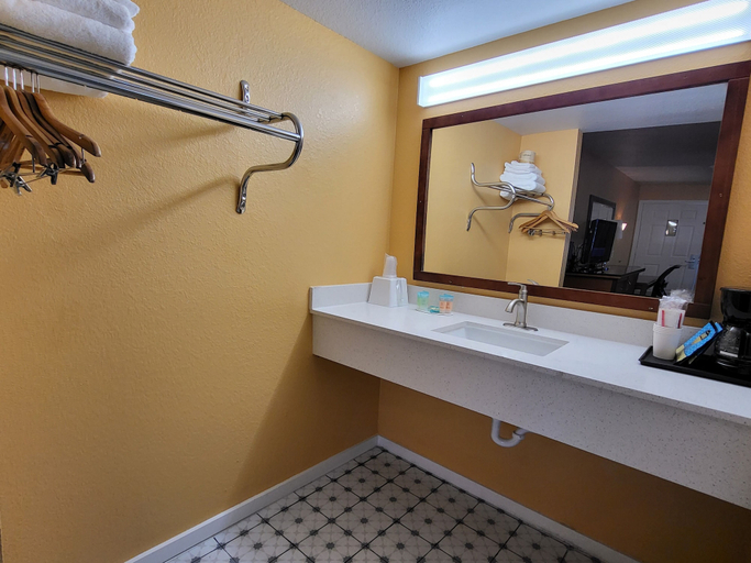 Bathroom 4, Olympic Inn & Suites, Clallam