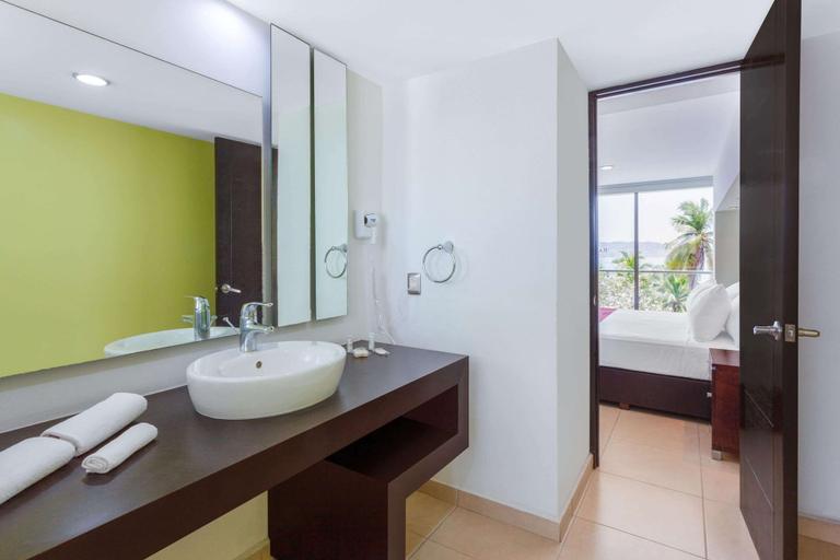 Bathroom 4, Ramada by Wyndham Acapulco Hotel & Suites, Acapulco de Juárez