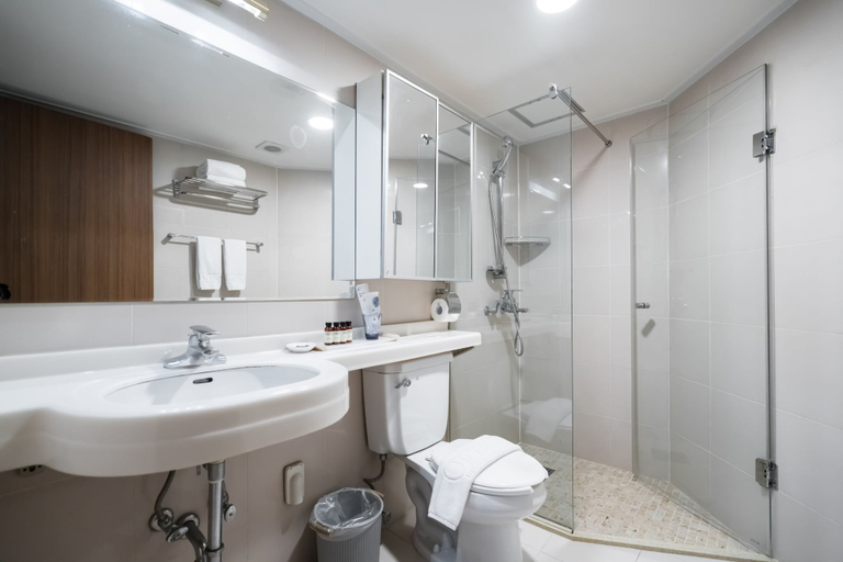 Bathroom 5, Oriens Hotel & Residences, Jung