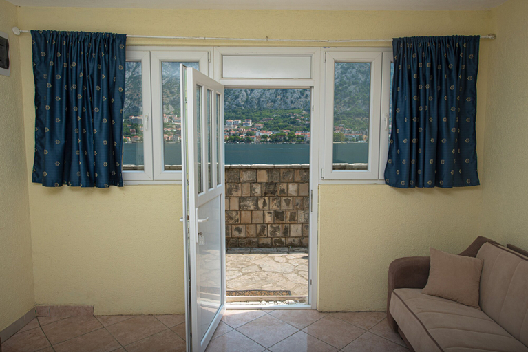 Others 5, Hotel Belveder