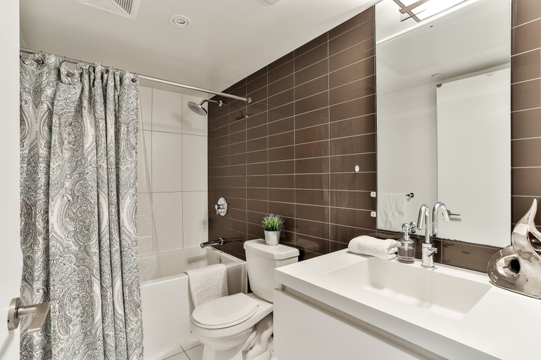 Bathroom, CITYPLACE 1B LUX CONDO LAKESIDE SKYDOME MTCC, Toronto