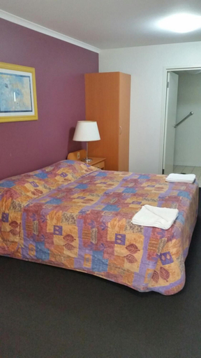 Bedroom 2, Queensport Hotel, Hemmant-Lytton