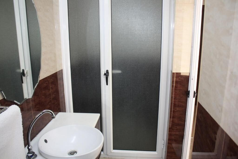 Bathroom, Le Lotus