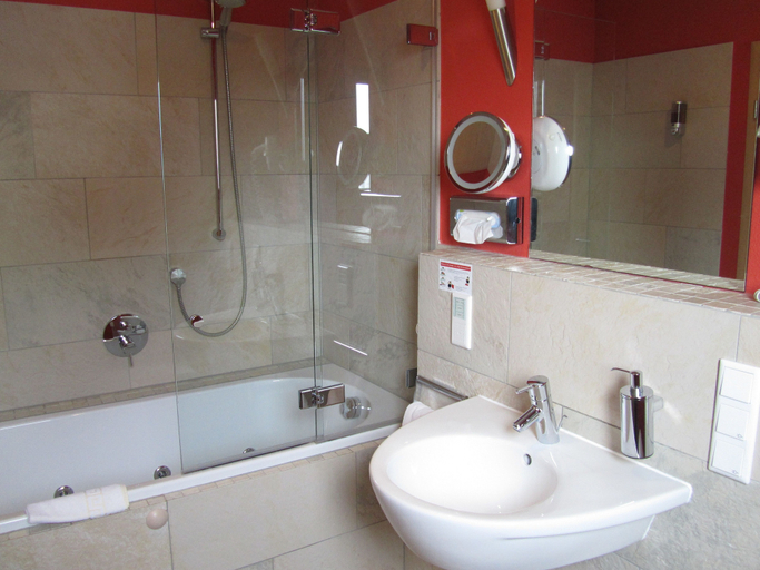 Bathroom 4, Race-Hotel zur Burg Nürburg, Ahrweiler