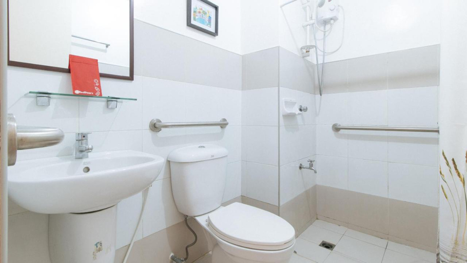 Bathroom 5, RedDoorz @ Melbourne Suites Makati, Makati City