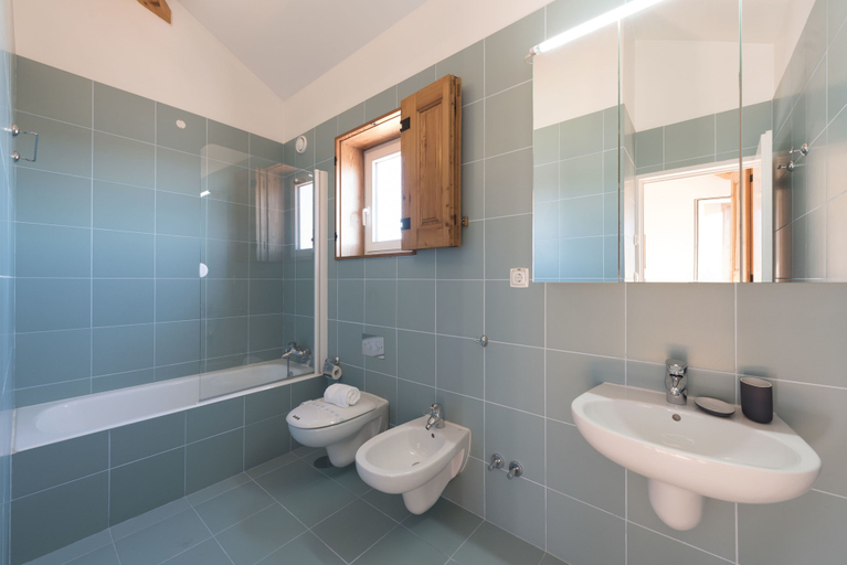 Bathroom 5, Cardosas Palace Apartment, Porto