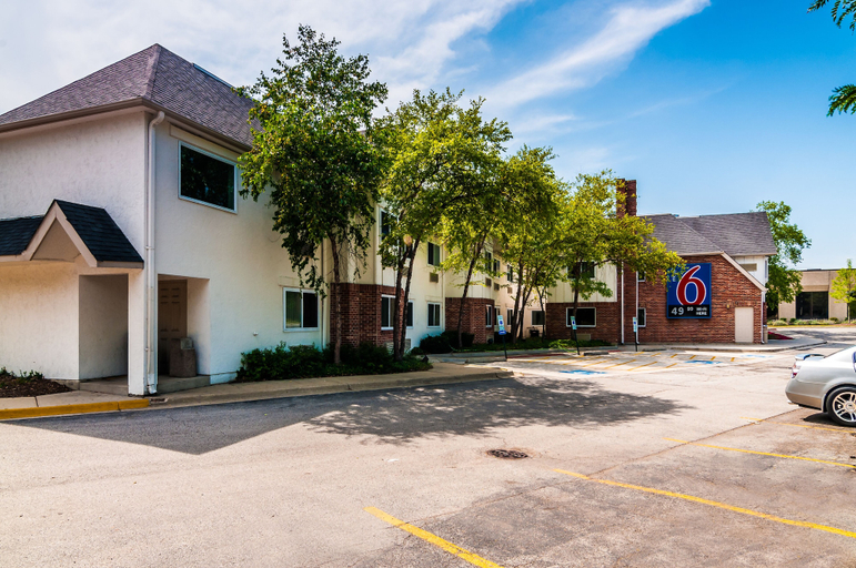 Exterior & Views 5, Motel 6 Arlington Heights, IL - Chicago North Central, Cook