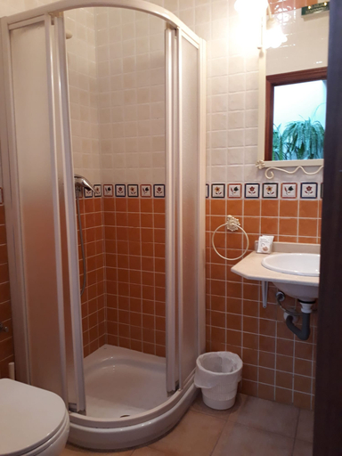 Bathroom 4, Pensión Doña Trinidad, Sevilla