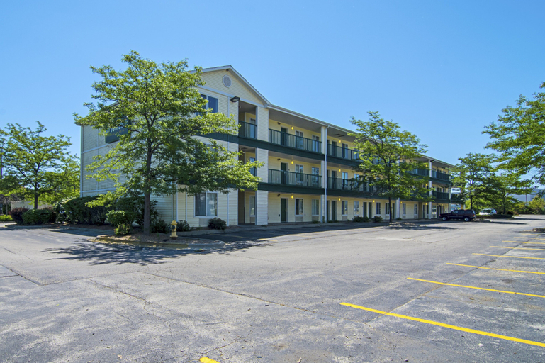 HomeTowne Studios by Red Roof Chicago - Waukegan, Lake