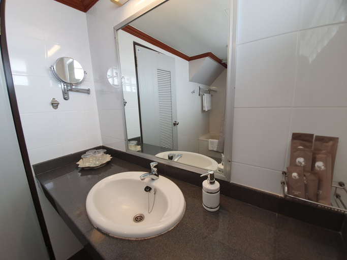 Bathroom 5, Sakol Hotel, Hat Yai