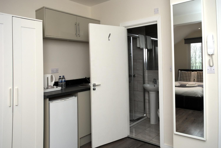 Others 5, Guest House London, London