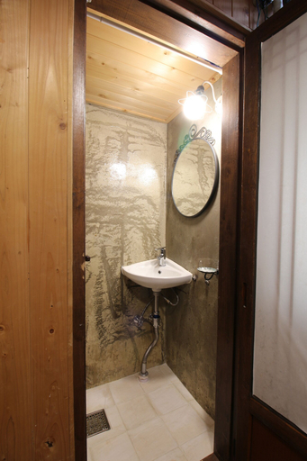 Bathroom 4, Gyodong-Salrae, Jeonju