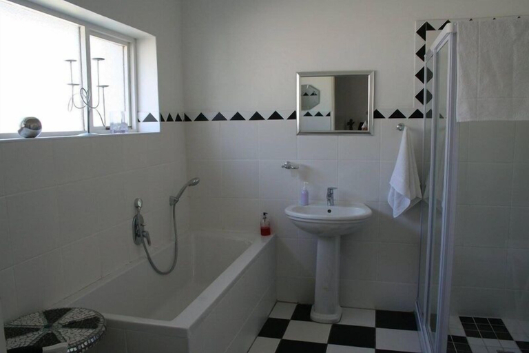 Bathroom 5, Paternoster Place, West Coast