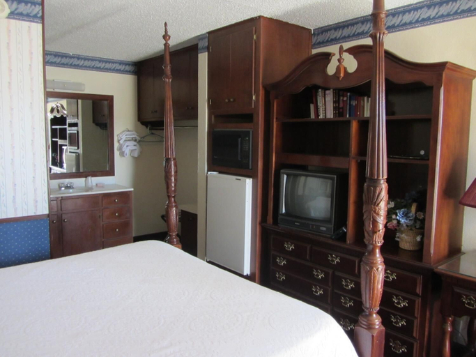 Bedroom 5, Warrick Plaza Inn, Hale