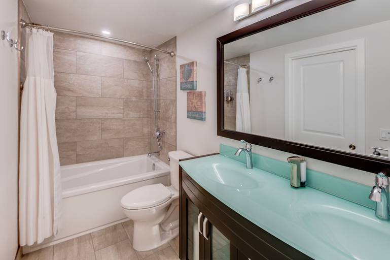 Bathroom 4, Adela's Bed and Breakfast, Central Okanagan