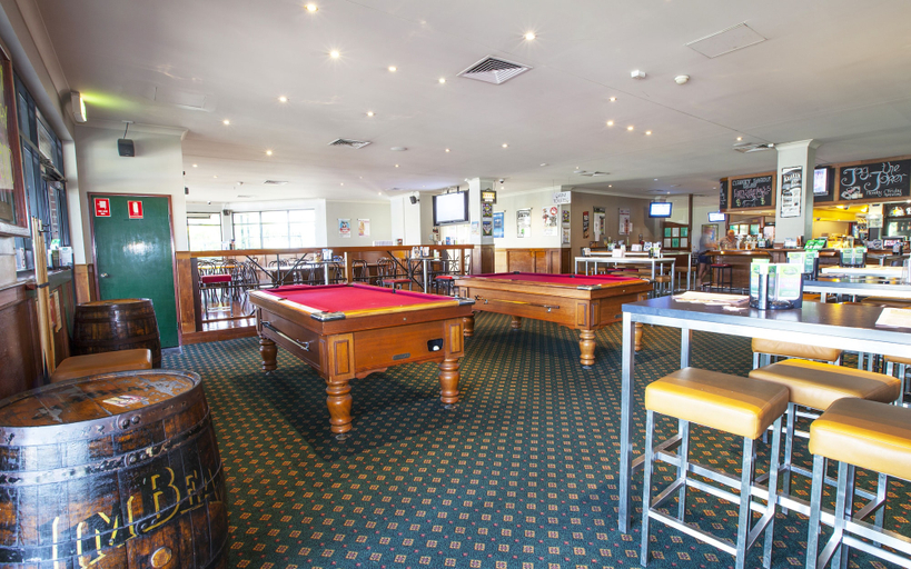 Food & Drinks 2, Meadowbrook Hotel, Loganlea