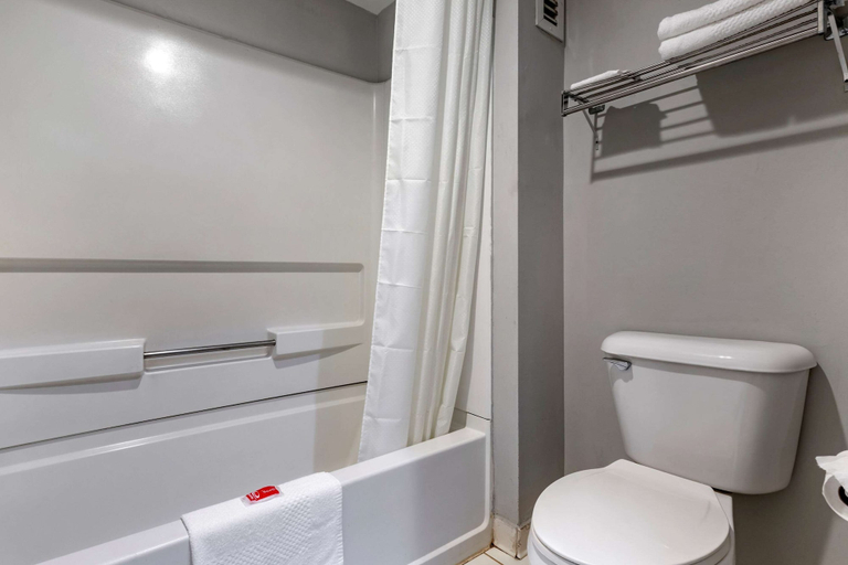 Bathroom 4, Econo Lodge Saint Stephen, Berkeley