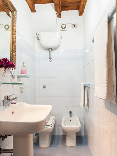 Bathroom 2, Chiasso degli Armati Apartment, Florence