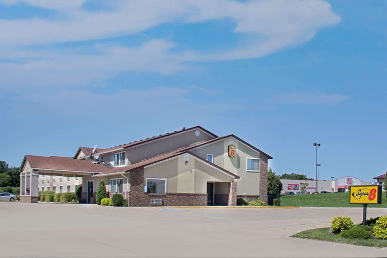 Super 8 by Wyndham Charles City, Floyd