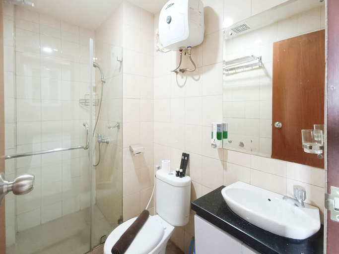 Bathroom 5, Comfort 1BR at Vida View Makassar Apartment By Travelio, Makassar