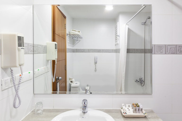 Bathroom 4, San Agustin Plaza, Cusco