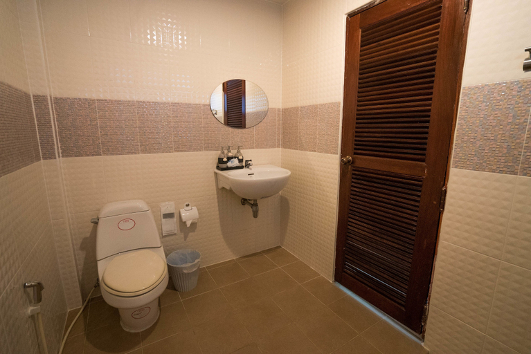 Bathroom 4, Tonsai Bay Resort, Mueang Krabi