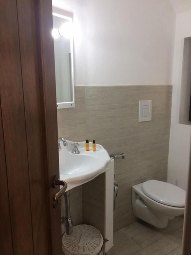 Bathroom 5, Trulli Family, Bari
