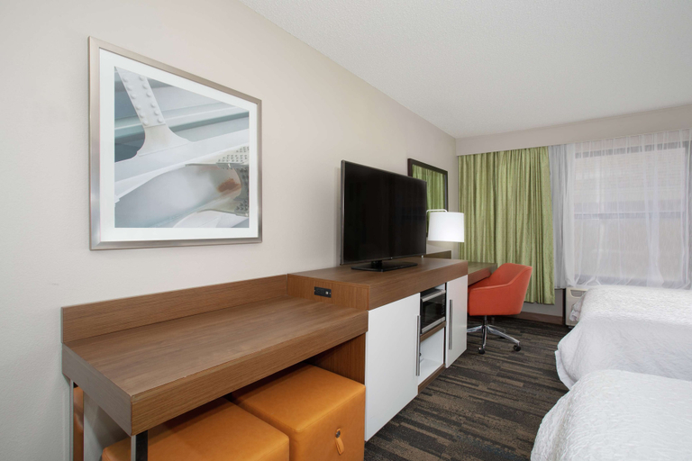 Bedroom 3, Hampton Inn & Suites Kansas City-Merriam, Kansas City