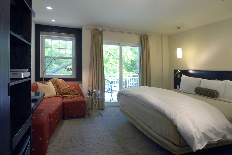 Bedroom 2, The Shaw Club Hotel, Niagara
