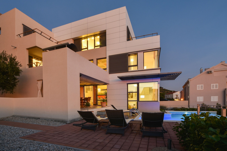 Exterior & Views