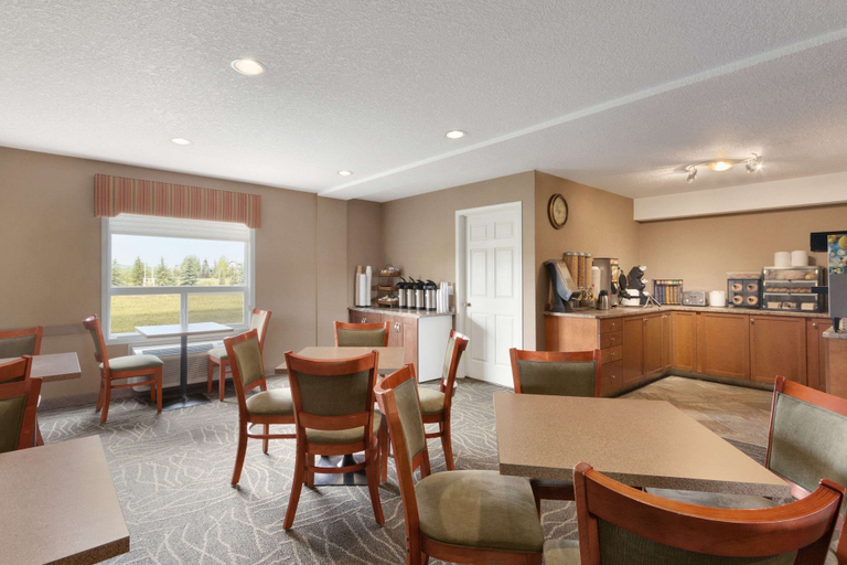 Food & Drinks 5, Days Inn & Suites by Wyndham Cochrane, Division No. 6