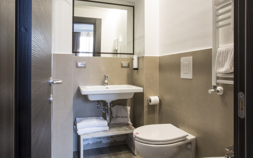 Bathroom 4, The Guardian Hotel, Rome