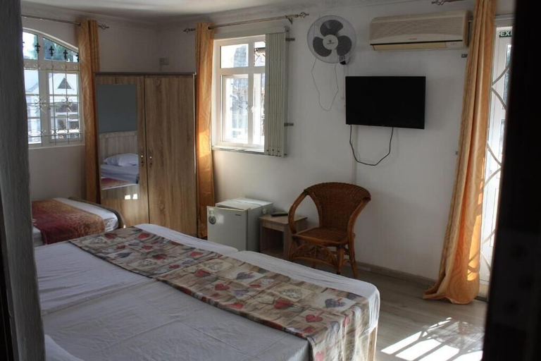 Bedroom 3, Le Lotus