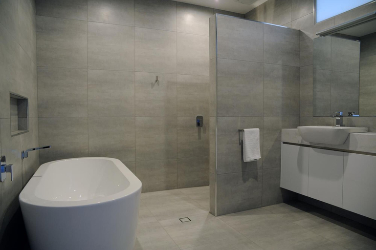 Bathroom 4, Relbia Lodge, Launceston - Pt B